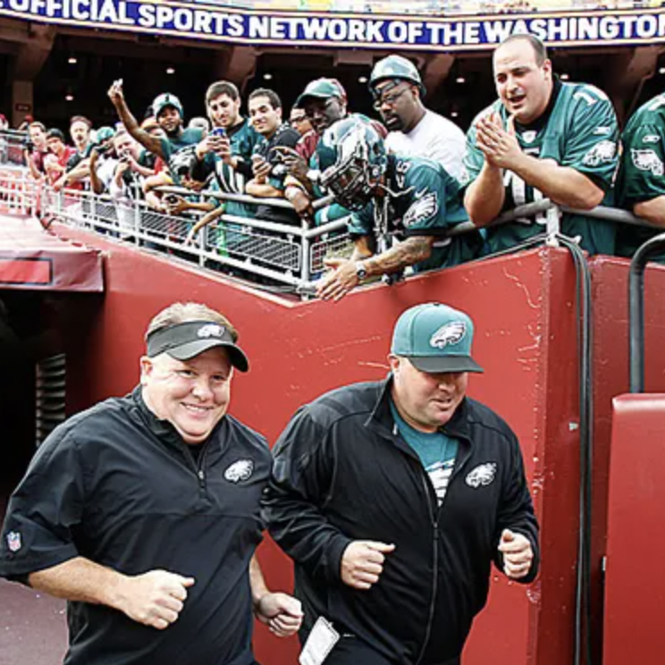 matt_mullin's tweet photo. You know that huge security guard you always see near the Eagles coaches?

That's South Philly native Dom DiSandro, and he's more than their chief of security. He's "a therapist," a "Papa Bear," and "a big reason why we have a lot of success around here.”

https://t.co/VamZ0iCdOa https://t.co/rJlNlBNFxB