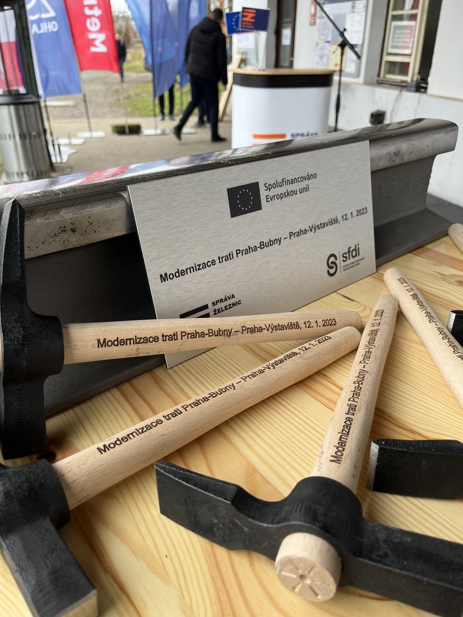 iprpraha's tweet photo. VLAKEM NA LETIŠTĚ 🔨 Dnes byla slavnostně zahájena rekonstrukce železniční trati v úseku Praha-Bubny a budoucí zastávky Praha-Výstaviště a tím i výstavba budoucí trati na letiště. To se tak stane součástí celoevropské železniční sítě. 

Projekt je z 85% financován fondů EU. https://t.co/FSJ6kGx7nL