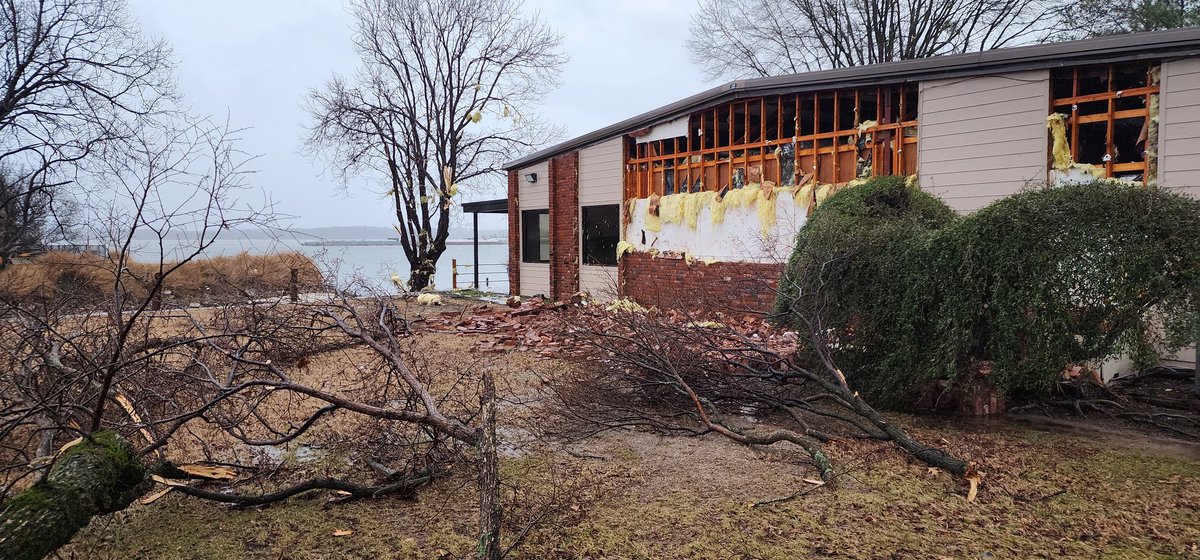 markspychala's tweet photo. Tornado damage outside our hotel in Decatur, AL. @NWSHuntsville https://t.co/NFcaIPXqU1
