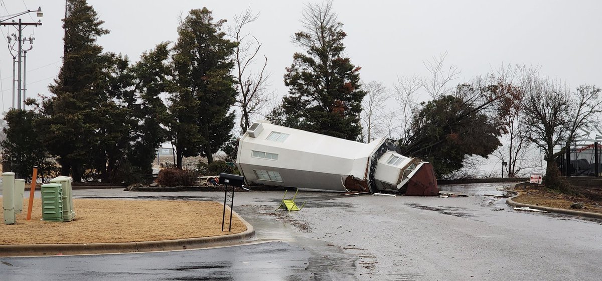 markspychala's tweet photo. Tornado damage outside our hotel in Decatur, AL. @NWSHuntsville https://t.co/NFcaIPXqU1