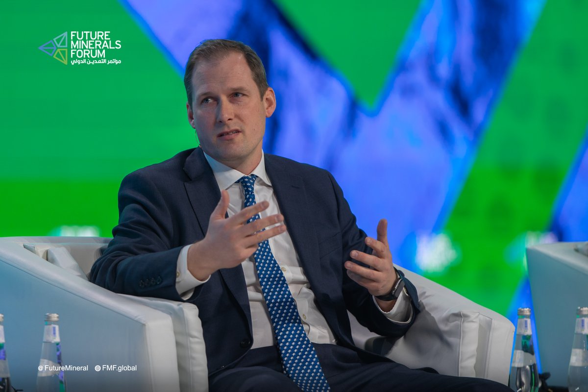 .<a href="/PeterJBryant/">PeterJBryant</a> asks <a href="/cora_gold/">Cora Gold</a> CEO @BertMonro how he balances risks concerning ESG goals and financial returns. Monro's response?“It's non-negotiable. I don’t think there’s any way you can use country risk as an excuse to not be fully engaged in ESG” #FutureMineralsForum 
#FMF23