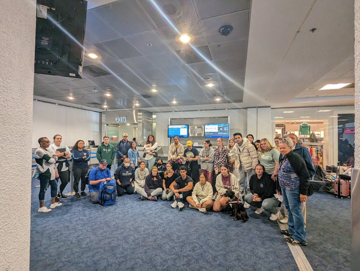 UsseryMaddey's tweet photo. 70+ medical and veterinary college students stranded at Miami airport with no clear way to get to school for classes starting Monday. Please help us American Airlines! @AmericanAir @FAANews @PeteButtigieg @CNN @FoxNews https://t.co/zycsfQeJwx