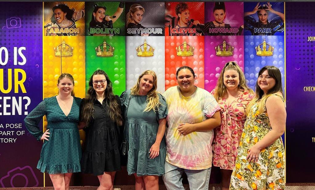 Libla_94's tweet photo. DIVORCED. BEHEADED. LIVE! 👑

Obviously the Original Six couldn’t pass up the opportunity to see Six the Musical! 

It’s like the show was written for us, just… y’know, without all the murder. 💁🏻‍♀️

💛💚🤍❤️💗💜 https://t.co/Z6OtWKBn6s https://t.co/D5zr1omC2O