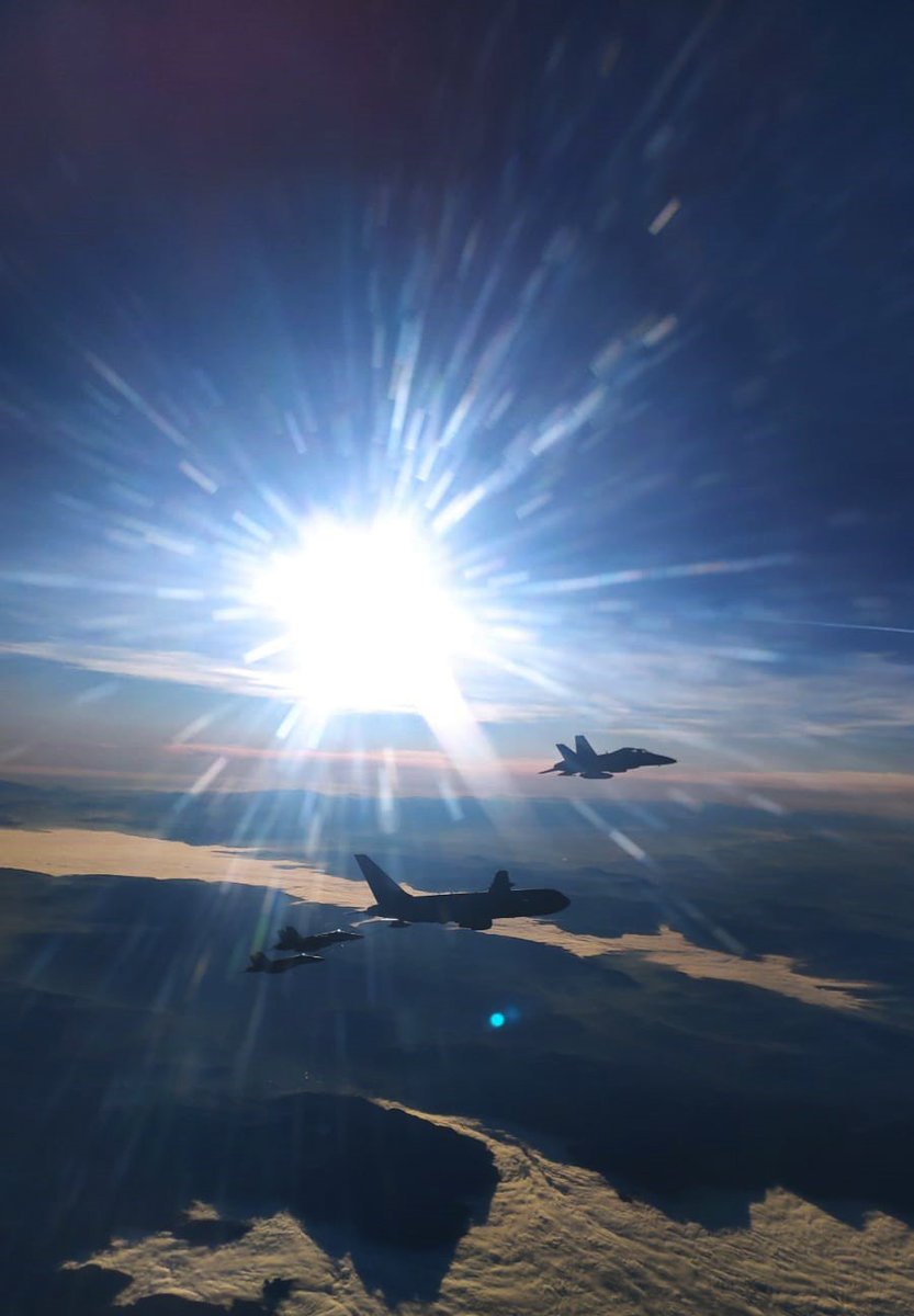 EmbEspItalia's tweet image. Operazione di rifornimento in volo ⛽️ ai #F18 della @SpainAirForce a carico della @ItalianAirForce nei cieli della 🇷🇴.

I 🇪🇸 #F18 e i 🇮🇹 #EF2000 continuano a pattugliare insieme il fianco orientale della @NATO.

✅️ Insieme garantiamo la sicurezza dello spazio aereo alleato!