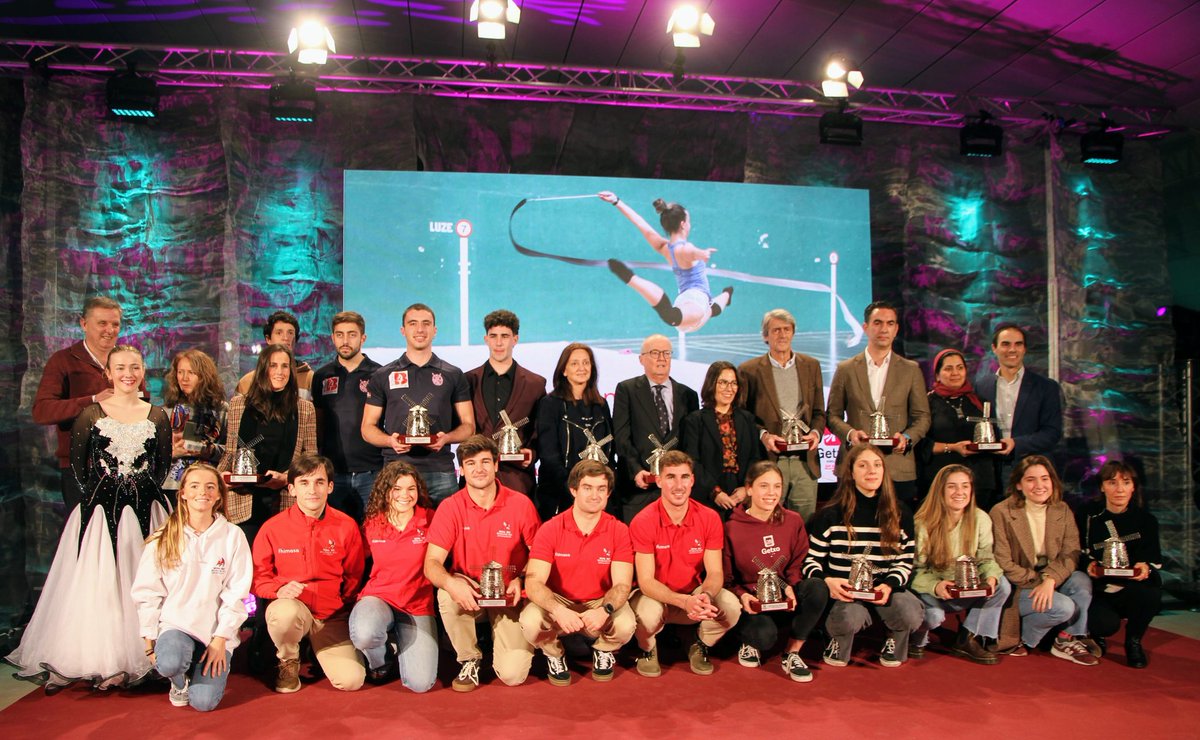 RCMARSC's tweet photo. El #RCMARSC es galardonado de nuevo en los Premios del Deporte de #getxo
Recibieron su reconocimiento el equipo Fhimasa Escuela de Vela José Luis de Ugarte de la #ClaseJ80 y la prueba 'International Women's #sailing Cup'
¡Enhorabuena!
@GetxoKirolak @fhimasa
#vela #bizkaia https://t.co/YgVArw0l4R