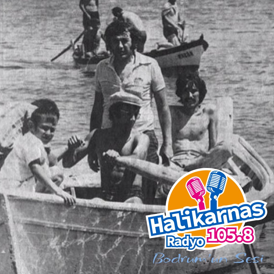 70'li yılların başına ait olan bu fotoğraf karesini Ali Kocatepe şöyle anlatıyor: 'Tanju Okan'la balık avından dönüyoruz. Küreklerde ben. Ayakta rahmetli Tanju Okan.'

#nostalji  #radyo #bodrum #ekoradyo #tanjuokan #alikocatepe #balık #balıkavı