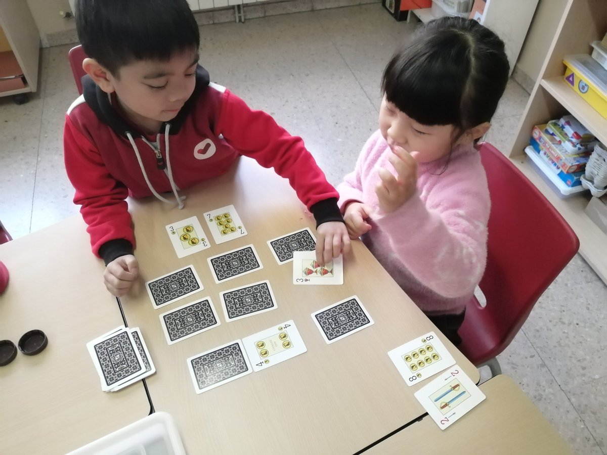 vedrunaangels's tweet photo. Sumen 10? Sumen una desena? Visca, he trobat la parella "màgica"!
Jocs matemàtics a 1r de primària #primercicle #1rprimària #càlcul #intensament https://t.co/XSqx6KYwv5