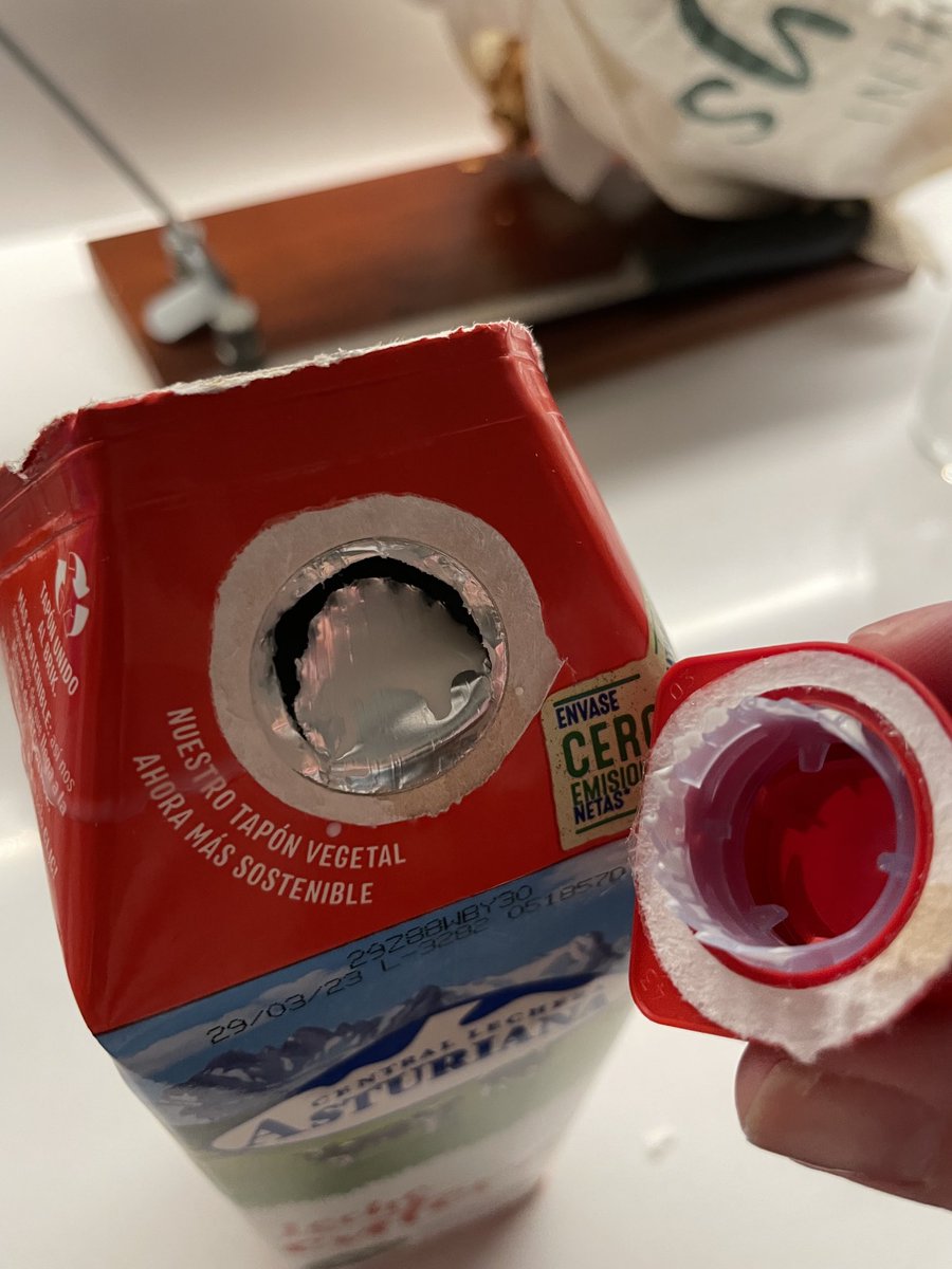 sofiavasmtz's tweet image. ⁦@LecheAsturiana⁩ por favor, dejad de innovar con los abre “fáciles” 🤦🏼‍♀️