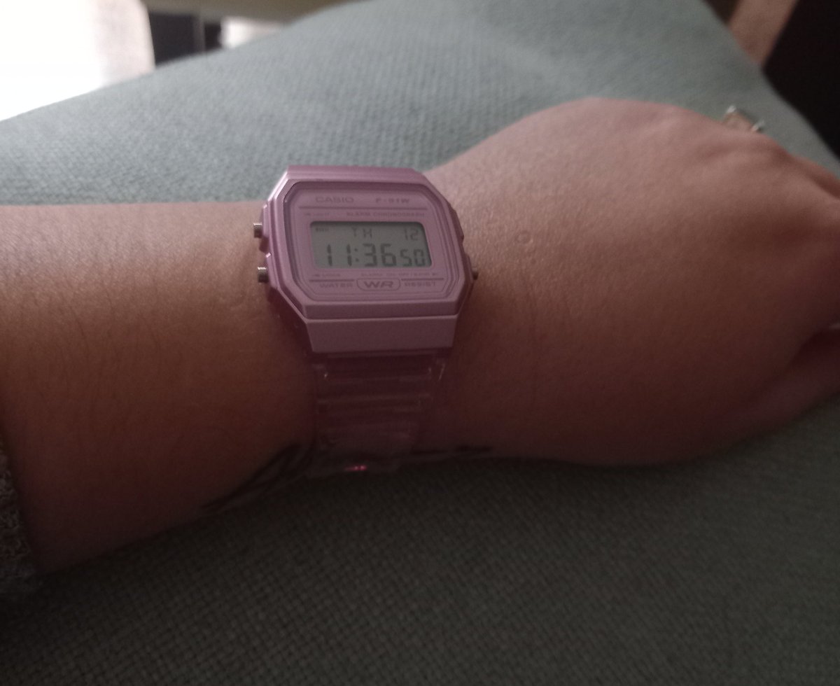 madameconleche's tweet photo. Lo único que me ha dolido y me ha hecho sentir mal de la canción de @shakira ...que me lo han traído los reyes, jope! #BizaShak #ShakiraIsComing #ShakiraxBizarrap #Pique #MeDuele #casio https://t.co/1eCCyBBNV7