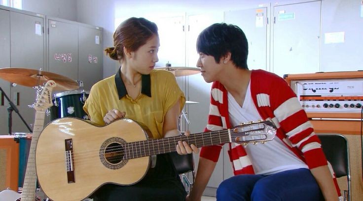 RuhSanatc's tweet photo. Heartstrings izleyin izlettirin uzun zaman sonra bir çifti bu kadar sevip her sahnelerini merakla heyecanla izledim çok güzeller çok naifler, kavgaları ayrı aşık halleri ayrı güzel. Bir de çoğu kdramaya göre daha uzun süre flörtleşiyorlar, tam istediğim gibi.💖✨+ https://t.co/5FJyouMaAR