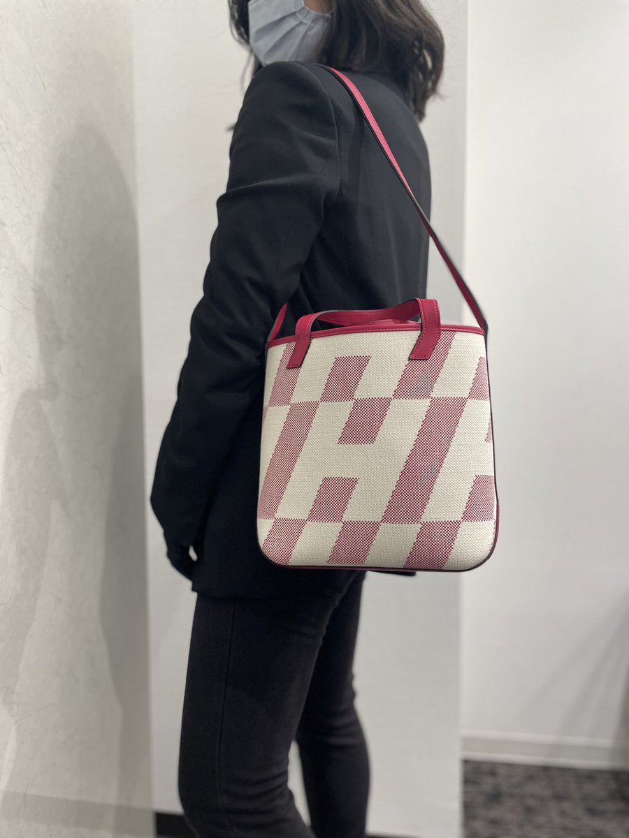 grare_ginza's tweet photo. デイリー使いにいかがでしょうか？🌸
キャンバス素材で軽量！
シンプルデザインで合わせやすい！
マチがしっかりあるので収納にも便利ですよ～♪

#Hアンビエ　#エルメス　#エルメス銀座　#エルメスバッグ　#hermes #hermesginza https://t.co/ebF9517MNq