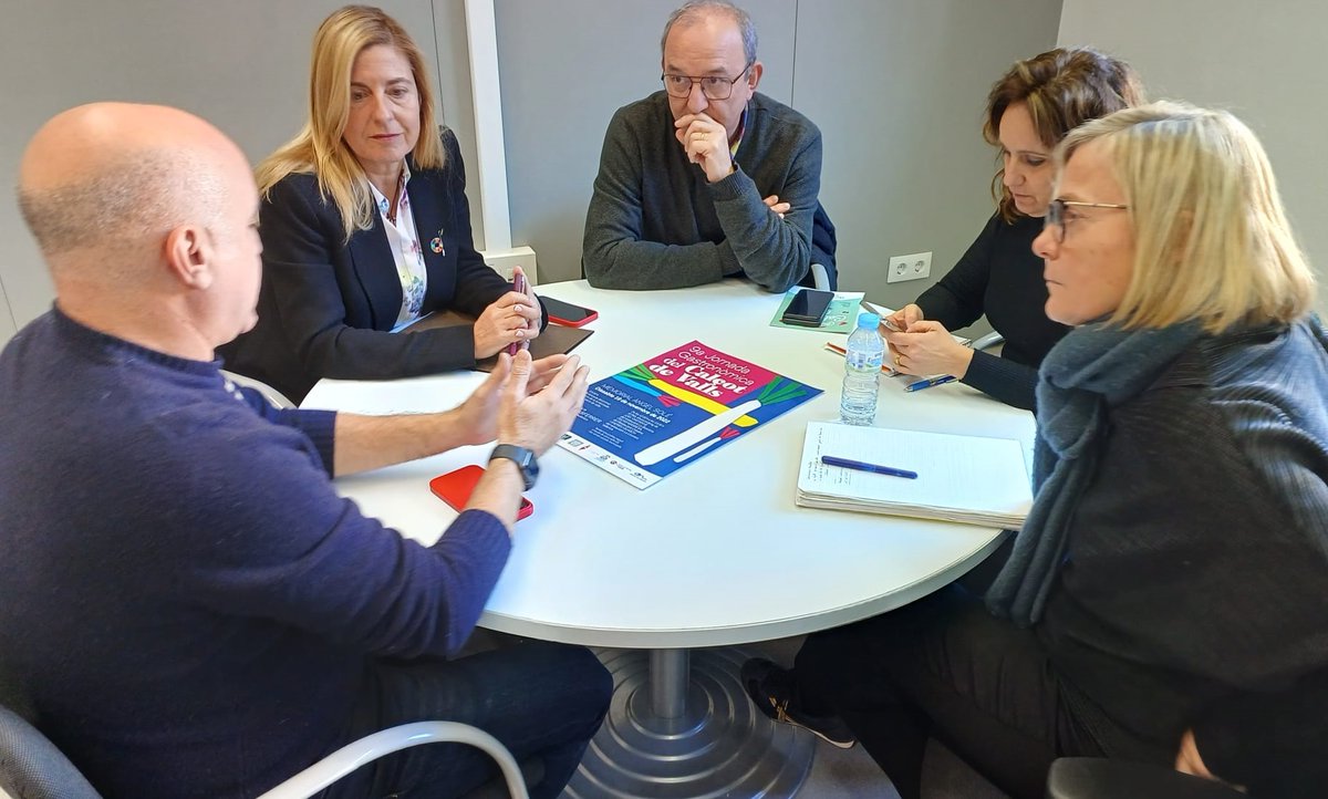 EsquerraValls's tweet photo. ✅ La directora territorial d'Empresa i Treball a Tarragona, Sofia Moya, ha visitat l'àrea de Comerç i Turisme de #Valls i s'ha reunit amb els regidors @oscarperis i @JordiCartanya i la regidora @TeresaRull per tractar diversos temes de comerç, turisme, empresa i ocupació. https://t.co/hMEMlbKxu9