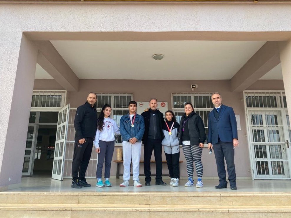 Hatay liseler arası judo müsabakalarında birincilik alan öğrencilerimiz ilimizi temsil etmek üzere 13 Ocak’ta Gaziantep’te düzenlenecek yarışmalara katılmaya hak kazandılar.  <a href="/SeyitAliBuyuk/">Seyit Ali Büyük</a> <a href="/AhmetTecimen/">Ahmet Tecimen</a>