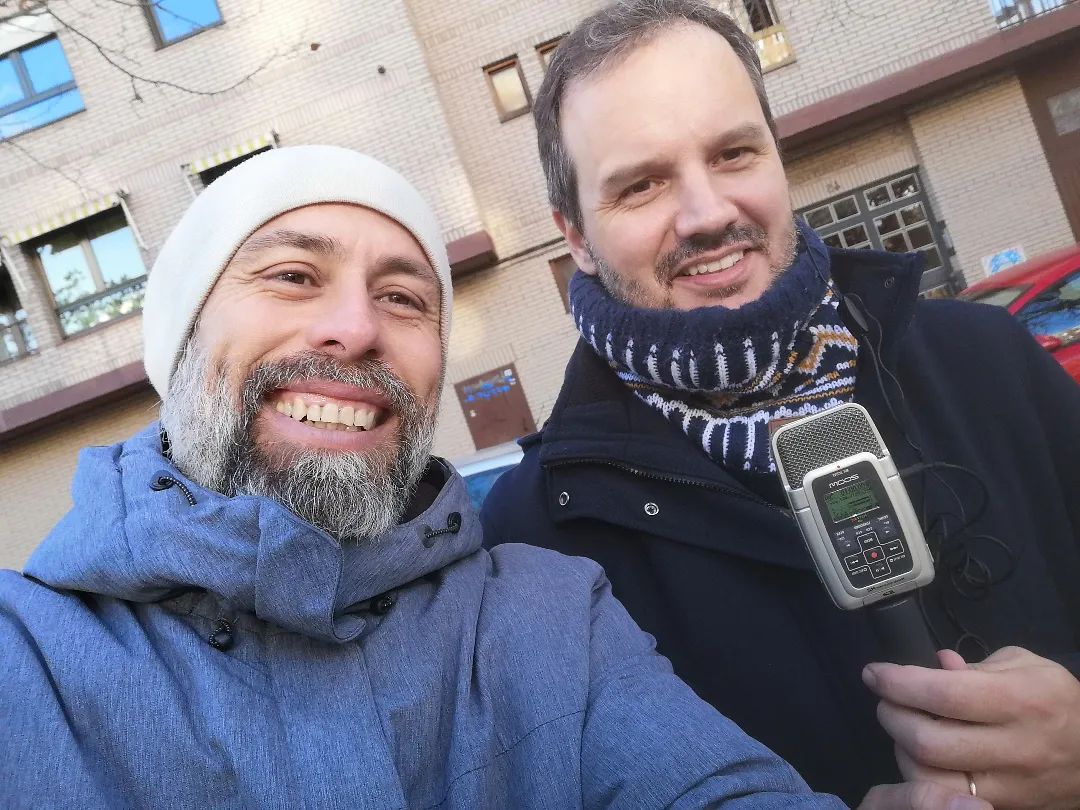 Seguimos, poco a poco, avanzando en cada detalle del documental "Sueños cumplidos" de los atletas aragoneses olímpicos.
Hoy hemos capturado los sonidos de respiración y pisadas al correr.
Alejandro Güerri que está componiendo la banda sonora.
Con Sonia Llera y Pedro Piñeiro