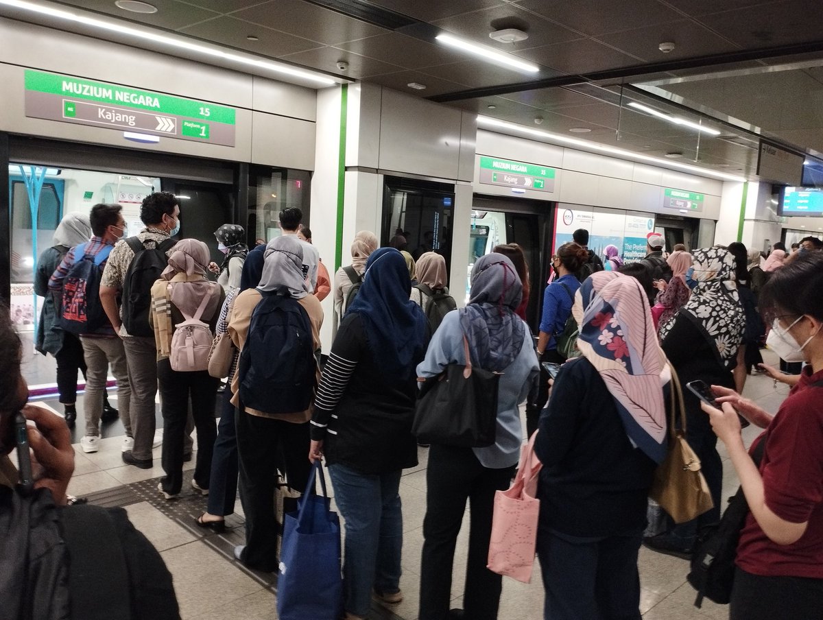 MuhammarAzmi's tweet photo. Mrt buat hal lagi, bongok btol la, x hujan pon problem jugak https://t.co/Y68rzwp7HI