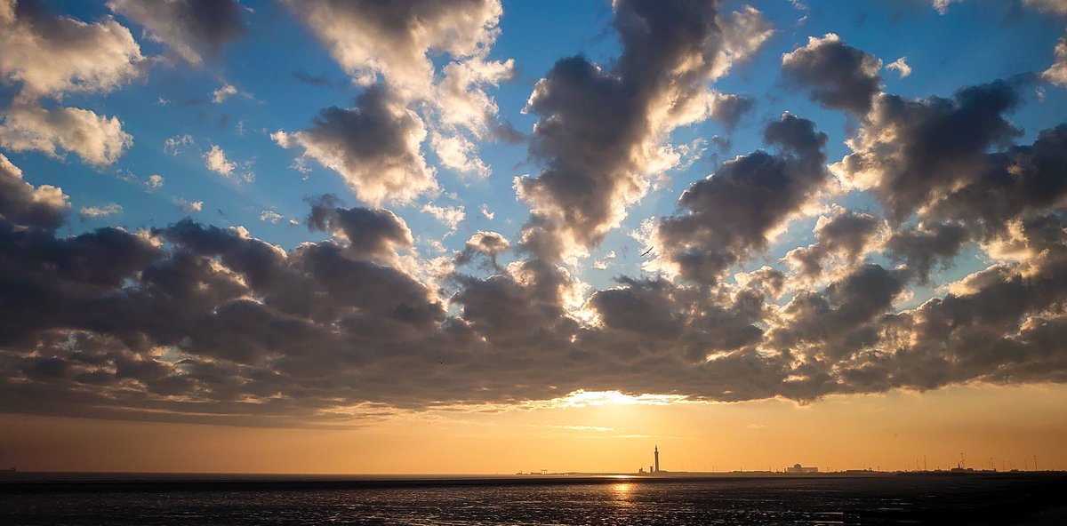 Morning commute to work photo

#nft #nftphotography #nftcommunity
#sunrise #cloudscape #grimsby #grimsbydocktower #Riverside #riverhumber #cycling #fitness #nelincs