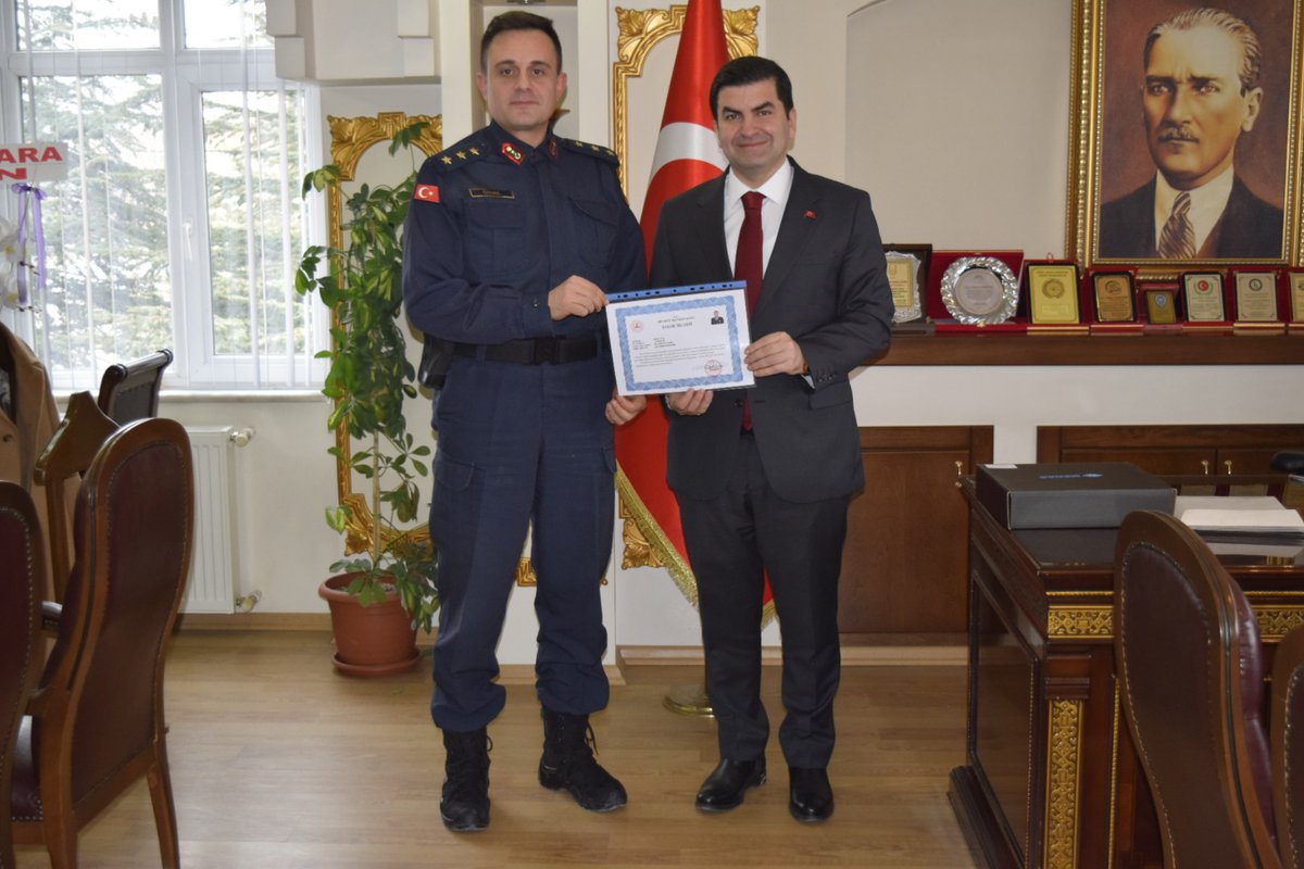 Kaymakamımız, ilçemiz genelinde  görevleri ile ilgili yapmış oldukları başarılı  çalışmalarından  dolayı İlçe Emniyet Müdürü ve İlçe Jandarma Komutanına Başarı Belgesi verdi ve  bundan sonraki çalışmalarında başarılar diledi.