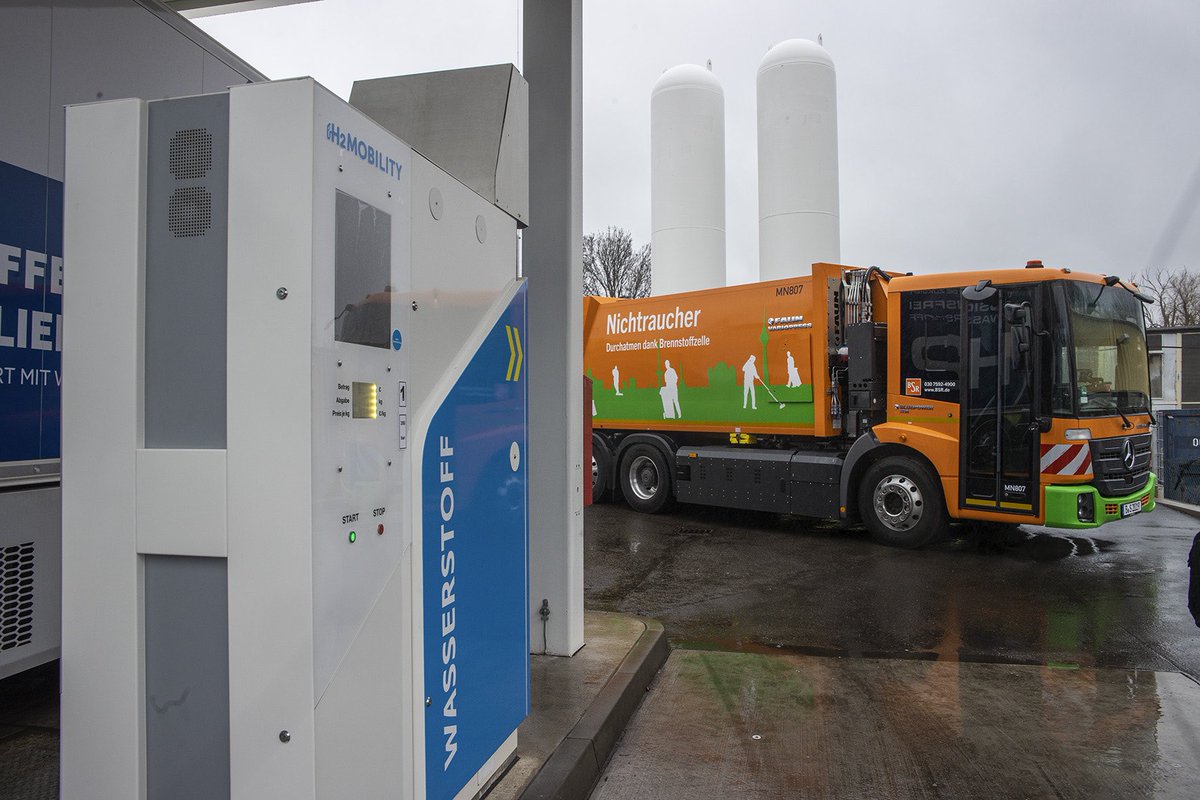BSR_de's tweet photo. Gestern eröffnete @H2_MOBILITY_DE erste leistungsstarke #Wasserstoff-#Tankstelle in #Berlin. Mit dabei: Verkehrsminister @Wissing und #BSR. Mit unseren H2-Fahrzeugen gehören wir zu wichtigsten Kunden:innen. Wasserstoff ist fester Teil unserer #Fuhrpark-Strategie #Nachhaltigkeit https://t.co/HgrMEaviVT