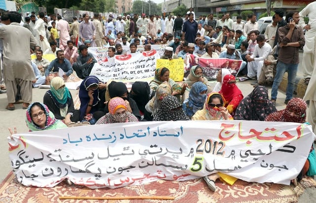 AhmedAliSangi's tweet photo. Teaching and non teaching staff appointed in Sindh Education Dept in 2012-13 protesting on Karachi Press Club over non payment of salaries since their appointment in 2012.

@SaeedGhani1 @SyedNasirHShah @SyedARasheedJIP @BBhuttoZardari @JunaidSaleemJD @sardarshah1 

#ReleaseSalary https://t.co/uqJ9GUm9ia