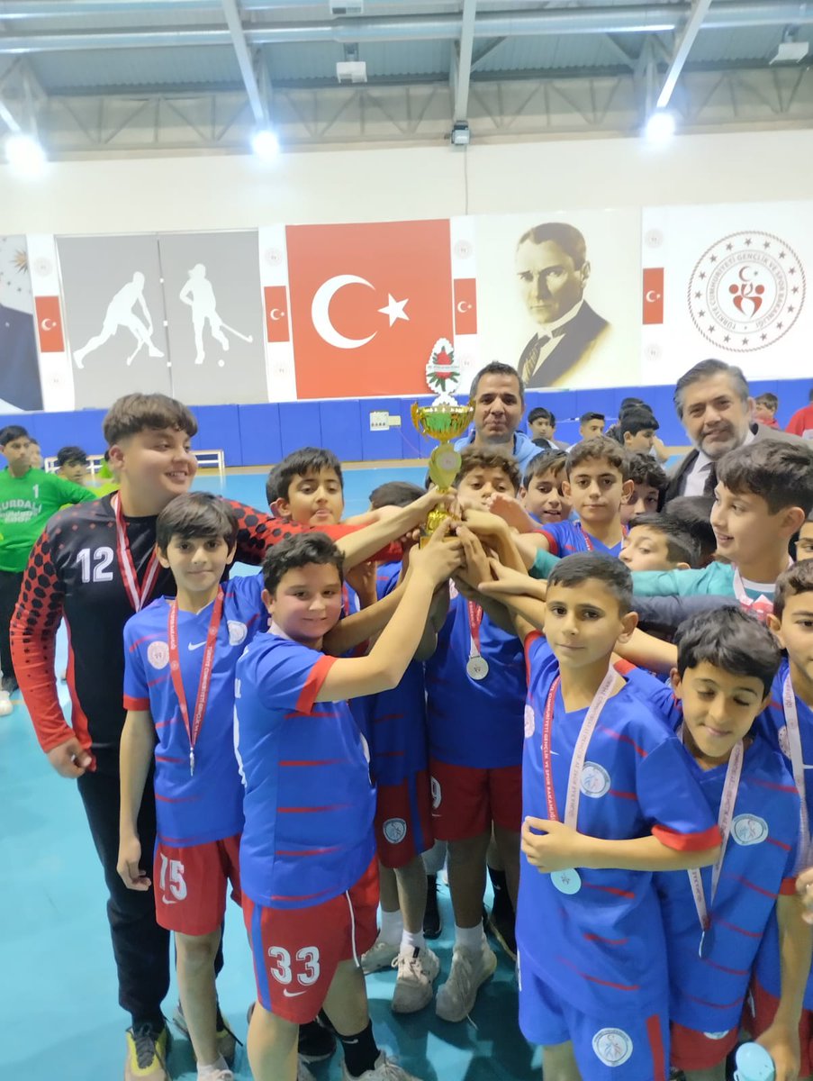 OnerCelile's tweet photo. Mersin Okul Sporları Küçük Erkekler Hentbol İl Turnuvasına katılan Okul Hentbol Takımımız, il ikincisi olmuştur. Öğrencilerimizi ve emeği geçen öğretmenlerimizi tebrik ediyoruz. 
@gencliksporbak @MersinMEM @GSB_Mersin @AdemKoca46 @AdemSimsek33 @AkdenizilceMem https://t.co/1XhtKzMIkK