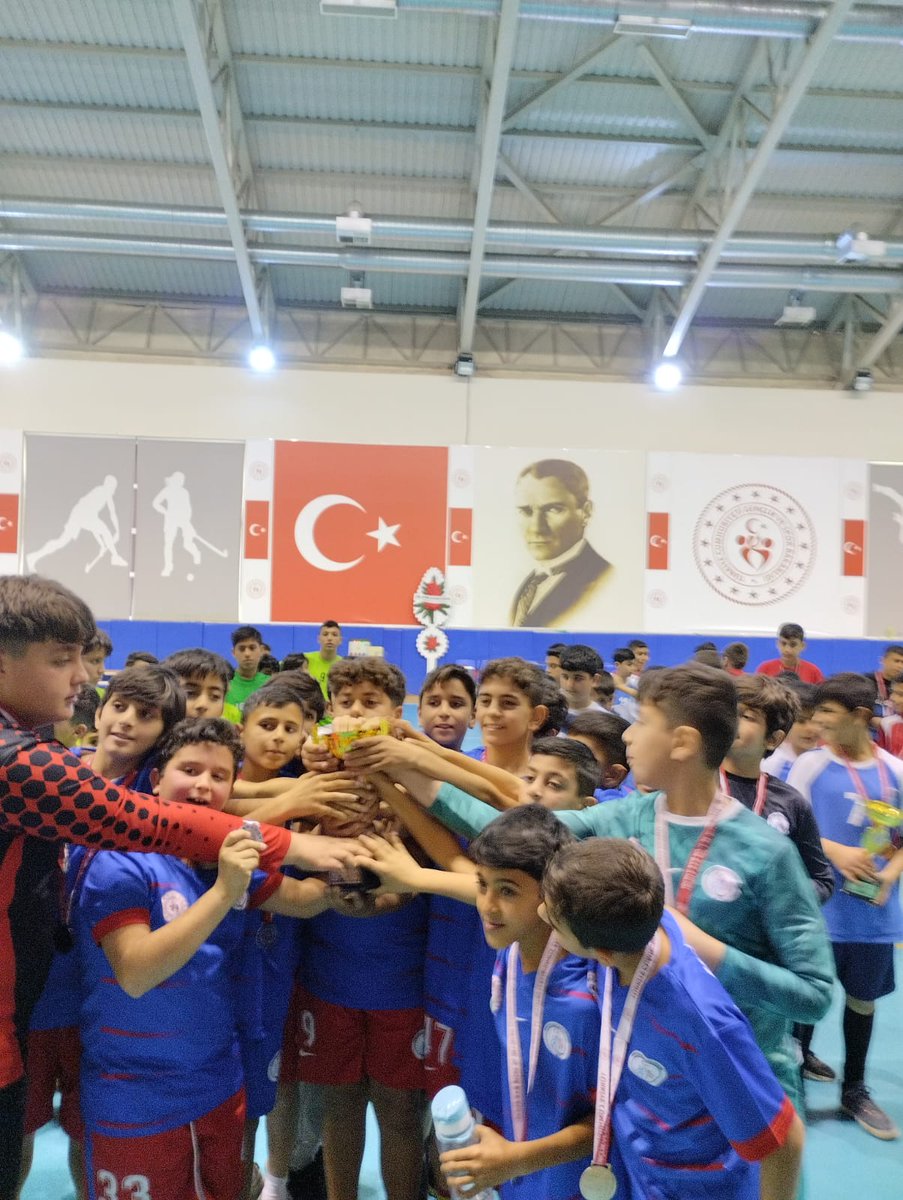 OnerCelile's tweet photo. Mersin Okul Sporları Küçük Erkekler Hentbol İl Turnuvasına katılan Okul Hentbol Takımımız, il ikincisi olmuştur. Öğrencilerimizi ve emeği geçen öğretmenlerimizi tebrik ediyoruz. 
@gencliksporbak @MersinMEM @GSB_Mersin @AdemKoca46 @AdemSimsek33 @AkdenizilceMem https://t.co/1XhtKzMIkK