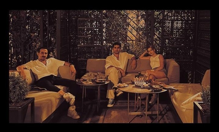 su fotonun verdigi vibe..#seyfer yaklaşık bi 6-7 yıllık evli, 1 tane çocukları var ..antepe tatile gelmişler..ikisi korhanların basına gecmis tasarım yapıyo..abi de sunayla olmus, suna da oralarda..

#YalıÇapkını