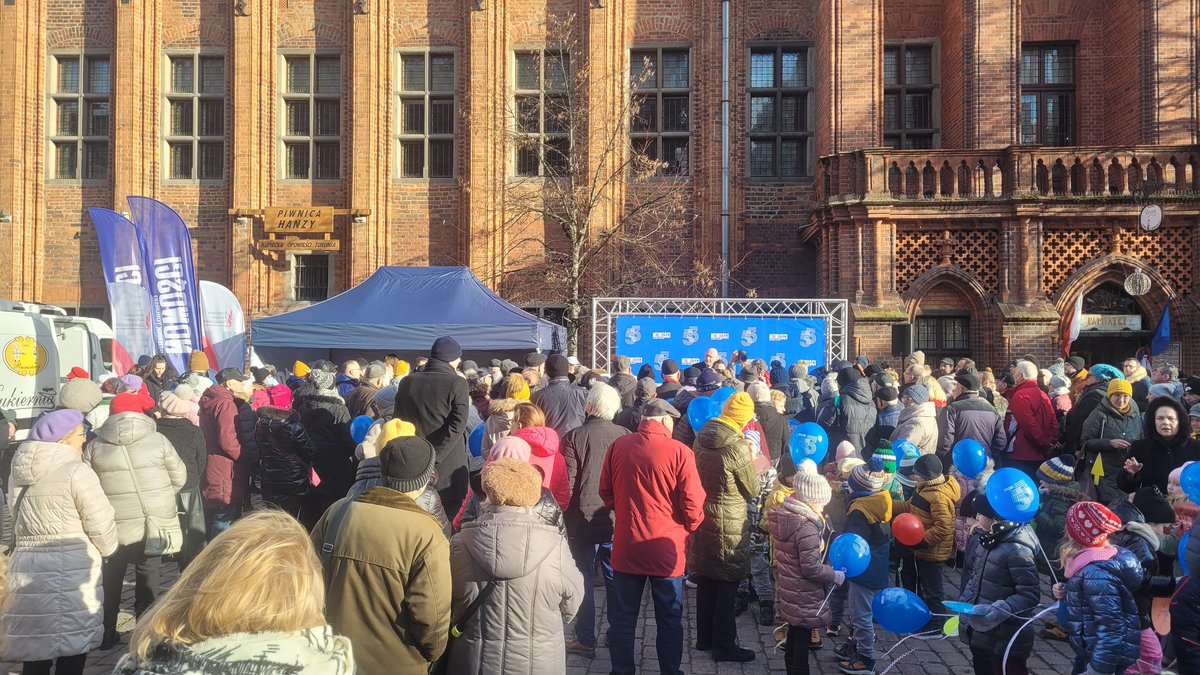 MarcinHbl's tweet photo. Nowości - Dziennik Toruński  ma 55 lat. 
Świętujemy na toruńskim Rynku. https://t.co/ZVlyXK94Pf