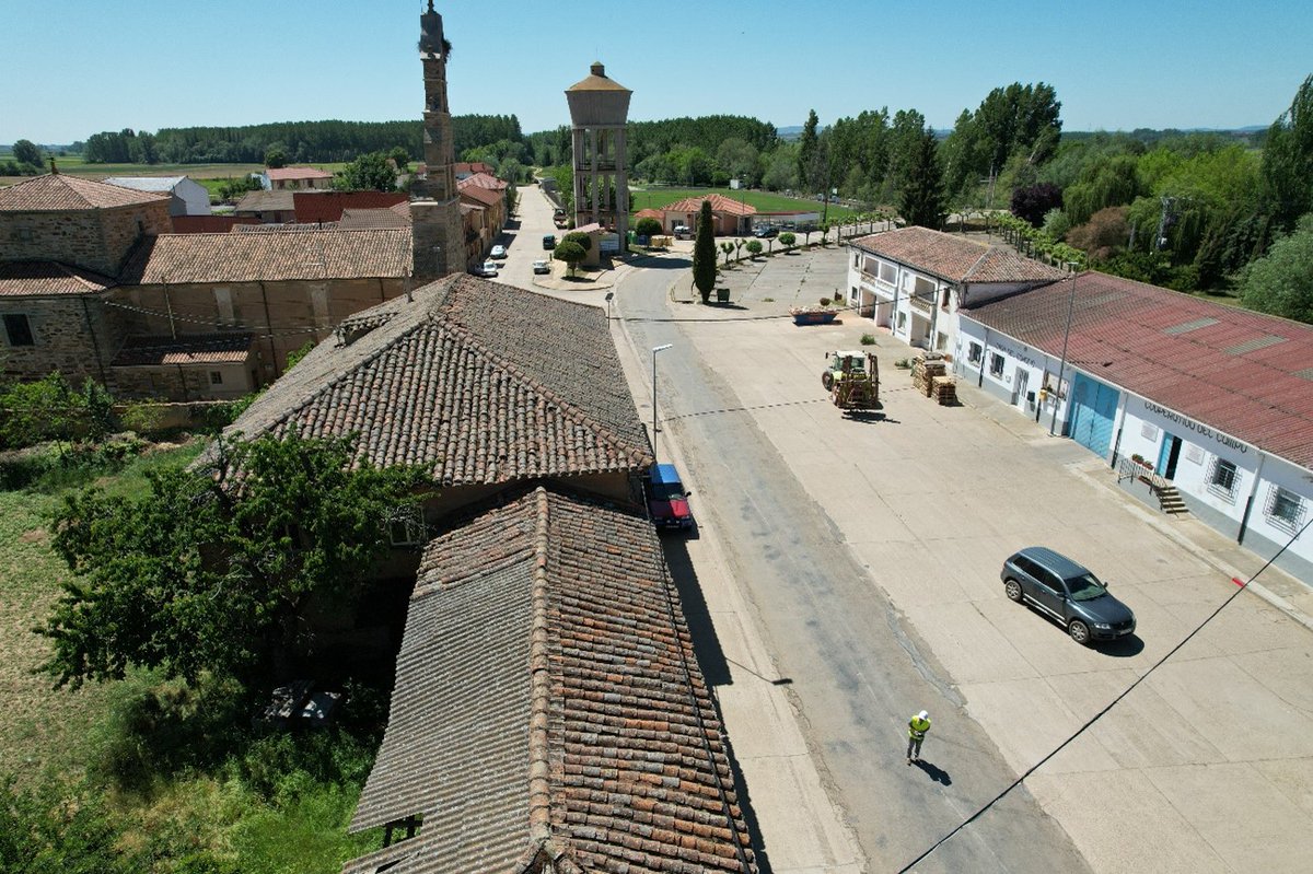 Adobe viejo, proyecto nuevo.

📍Santibañez de la Isla, la Bañeza, León. En este pueblo de 187 habitantes se ha creado "Renacimiento Rural Leonés", un proyecto que pretende devolver 👏 al mundo rural lo que le corresponde por derecho.

⬇️Varias acciones llevan ya en marcha...⬇️