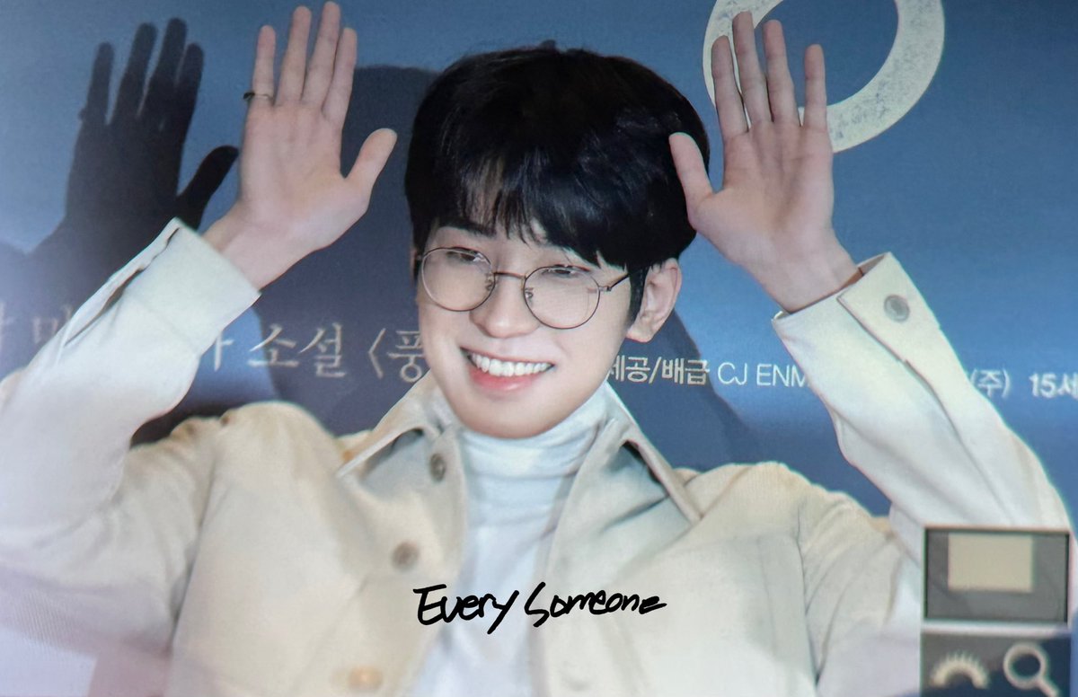 someone_0717's tweet photo. 230112 유령 시사회 프리뷰

아 행복해 원우토끼봄 

#세븐틴 #SEVENTEEN #원우 #WONWOO #ウォヌ https://t.co/ZUkLURLS07