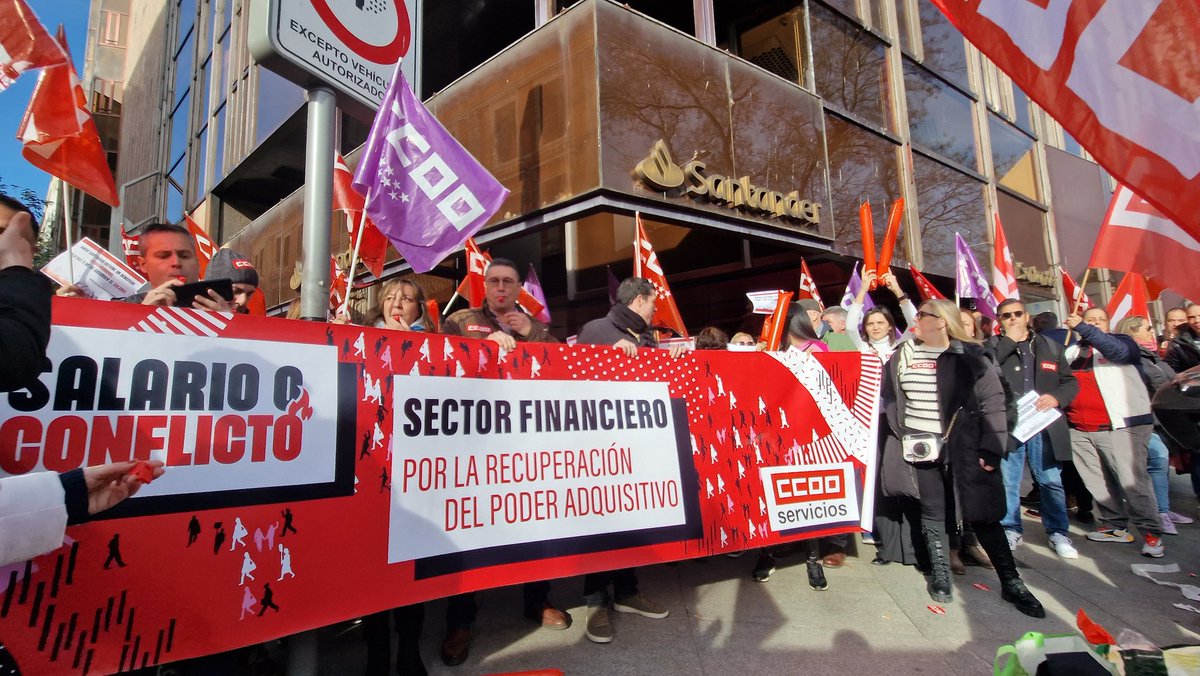 😤El <a href="/santander_es/">Santander España</a> ha decidido unilateralmente no subir el sueldo a su plantilla, en plena crisis inflacionista de la que están sacando ingentes beneficios 

🔴Por una subida de salarios nos concentramos hoy en toda #España #NotequedesMIsalario

📷 #Madrid <a href="/ccoo_santander/">CCOO Banco Santander</a>