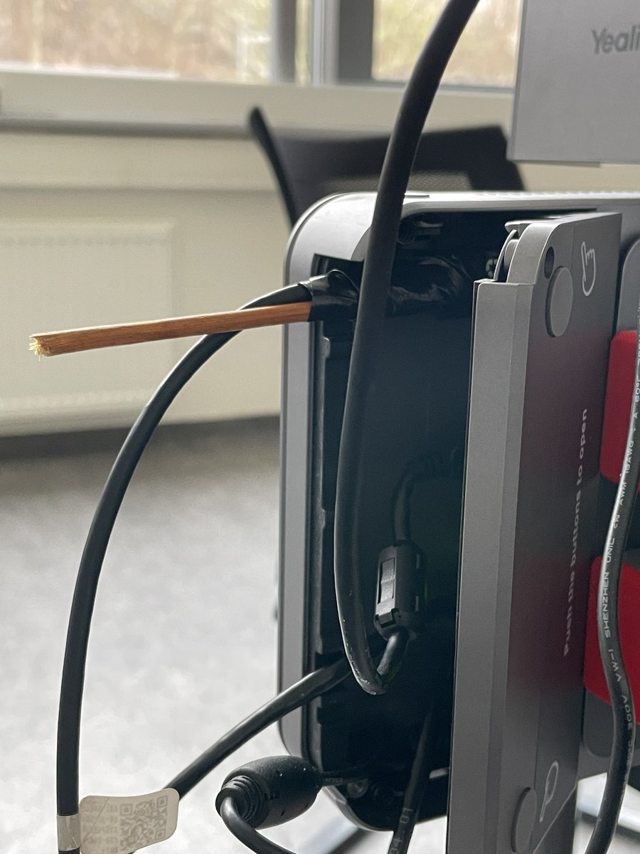 „Hallo #IT, ich bekomme kein Bild vom Beamer!“ „Moment…“