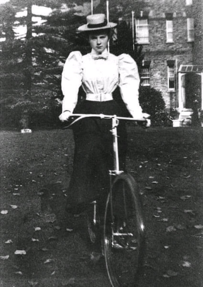 Bicycle fashion of the 1890s