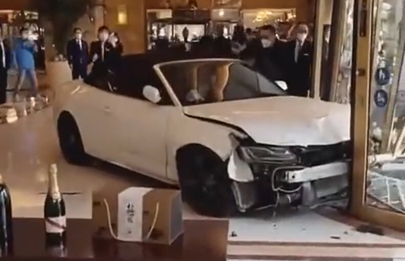 kjrepuestos's tweet photo. Un día de furia (China edition): le robaron el portátil en el hotel, así que decidió destrozar el vestíbulo con su Audi A5 https://t.co/2s2WaIWRMz https://t.co/sOAj3qyo7T