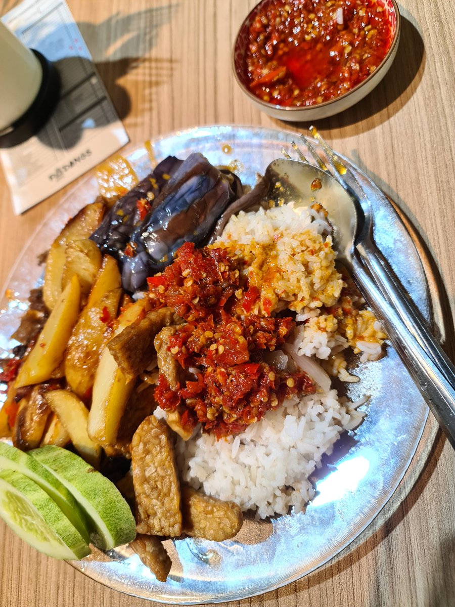 irmanaweng's tweet photo. Singular wholeday meal bfore Maghrib is holding up well so far. Hope this habit lasts.
Hot steamed Nasi Padang @padangOnWheels. Go check it out 🔥💪🏽🔥😎💯
#brunchinner
#intermitentFasting ?
#smallConditioningSteps
#nasiPadang https://t.co/q8Yb0qopbM