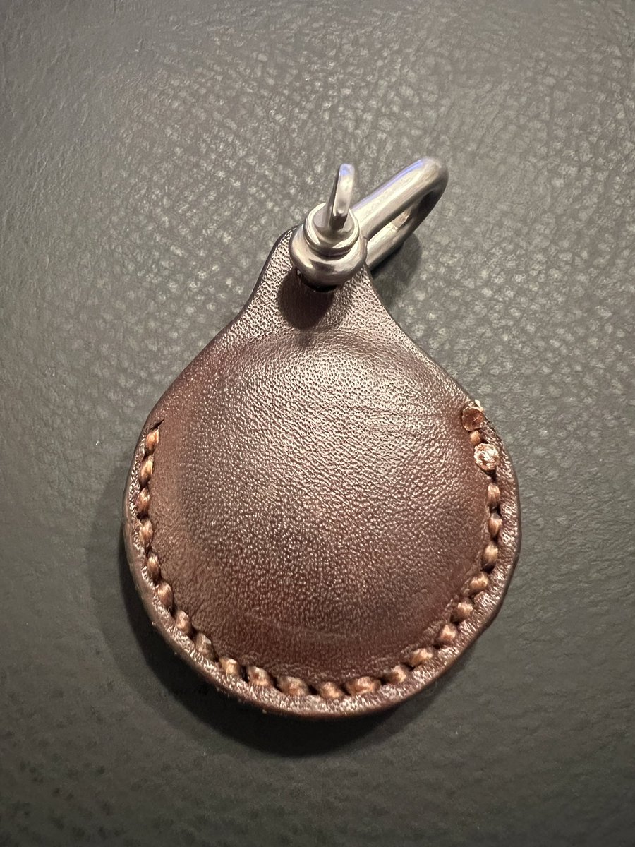 Llavero de cuero cosido a mano para AirTag de Apple