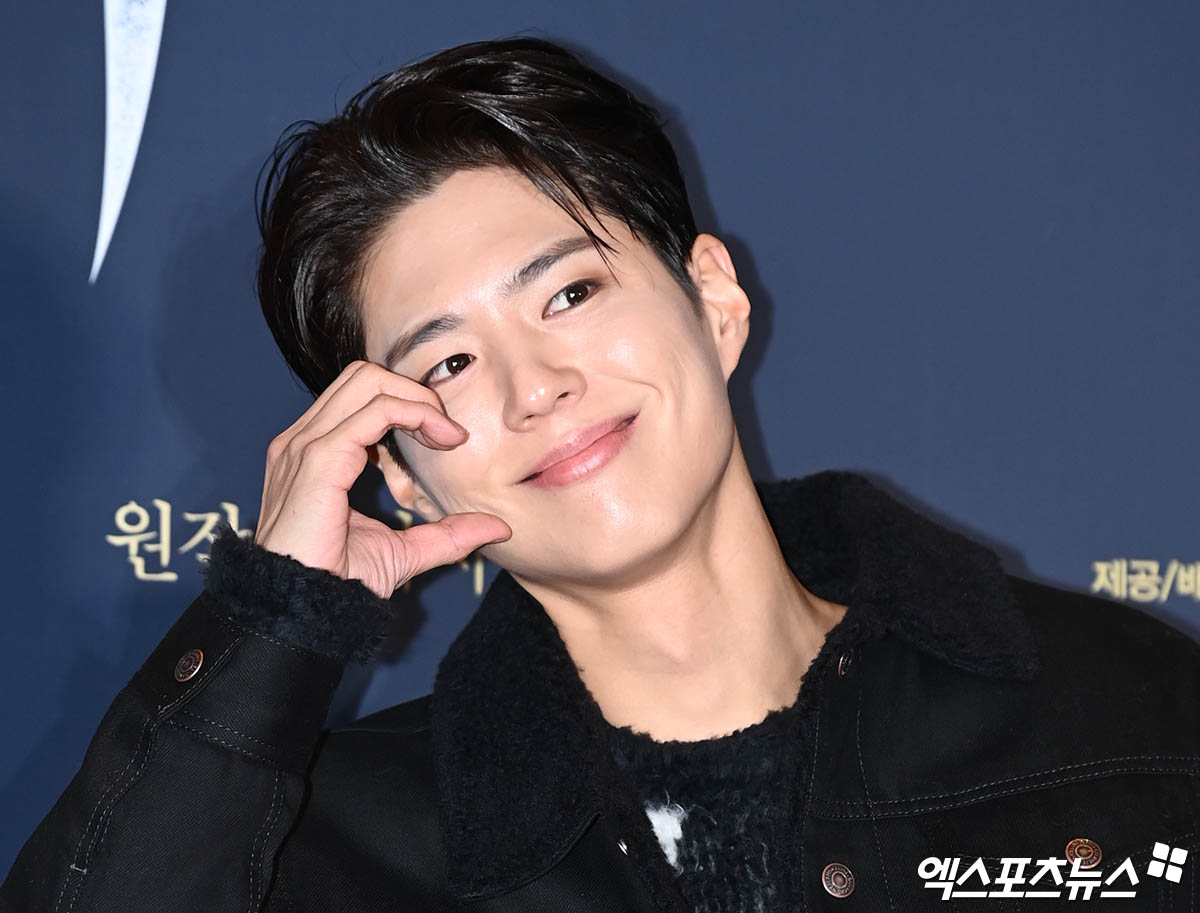 AllForParkBoGum's tweet photo. 🎬2023.01.12 #พัคโบกอม ร่วมเข้าชม VIP premiere ภาพยนตร์ Phantom

หล่อมากกกกกกกกกกกกกก 

#박보검  #ParkBogum https://t.co/I18tp5so9U