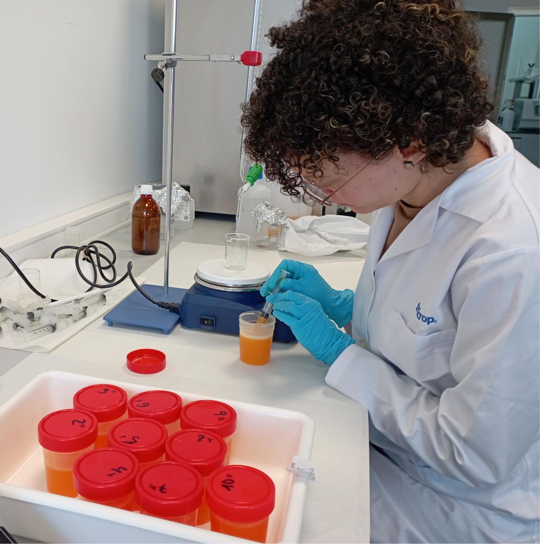 Tecnicrop's tweet photo. Hoy nuestro personal de #laboratorio se encuentra analizando distintos parámetros que marcan los #rendimientos de la #producción (peso y calibre) y la #calidad de los #frutos 🍊🍊🍊 (grados brix, coloración, acidez). https://t.co/JzXoel72J0