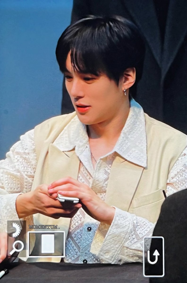 230112 #몬스타엑스 #MINHYUK #민혁 <a href="/OfficialMonstaX/">몬스타엑스_MONSTA X</a> 핸드폰 손으로 먹는중 … 🫢