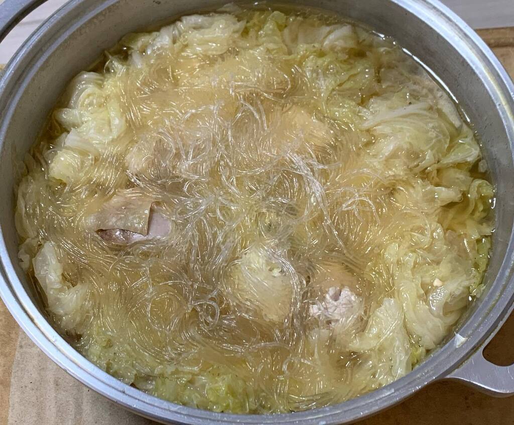 今シーズン初ピェンローだ！鶏ガラから取ったスープを使う改変レシピがお気に入り　#ダンボールちゃぶ台 instagr.am/p/CnUBkNfPmVl/