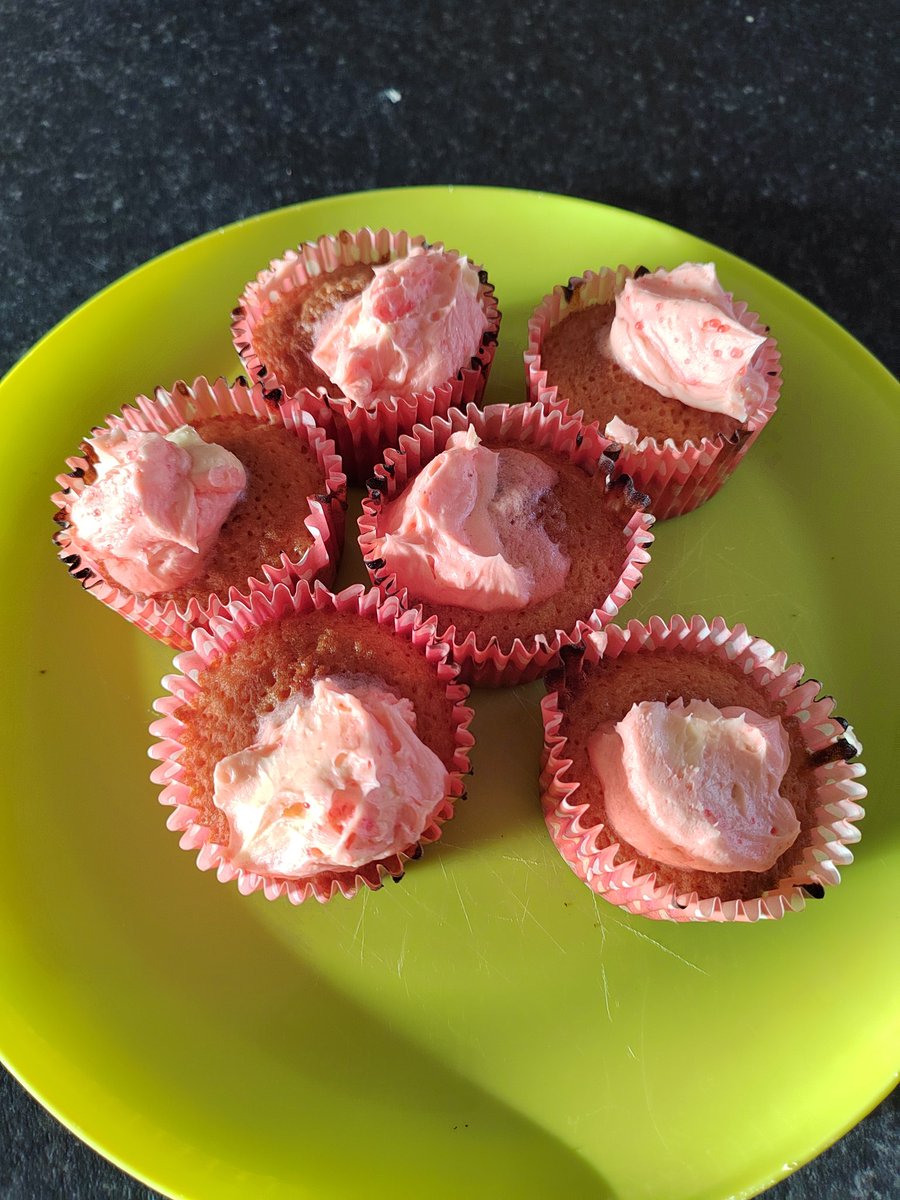 YroacheYvonne's tweet photo. Had to get some help fighting the dose, not easy being sick when you're a single mum, looks like the investment in the airfryer was a good one, the two women even made buns in it yesterday 😁#mightygirls #mindingme https://t.co/GnEBqAmMhG