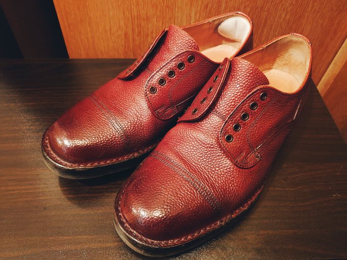 今日は冬のコミケで酷使した革靴磨くか〜ってことで、靴紐外して埃を念入りにブラッシング靴の中はアルコールスプレーした布で拭く→汚れクリーナーで全体を拭いて→靴クリームを塗り込むこの靴はつま先に先にちょっと焦がし入れてる→ワックスを塗って… 