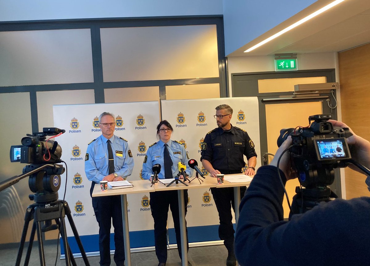 Granskning klar.Jag är oerhört stolt över professionellt och snabbt agerande på en helt oväntad o tragisk händelse.Det finns alltid saker att förbättra i en stor o komplex insats,men utvärderingen visar att insatsen överlag hanterats bra av rådiga poliser.polisen.se/aktuellt/press…