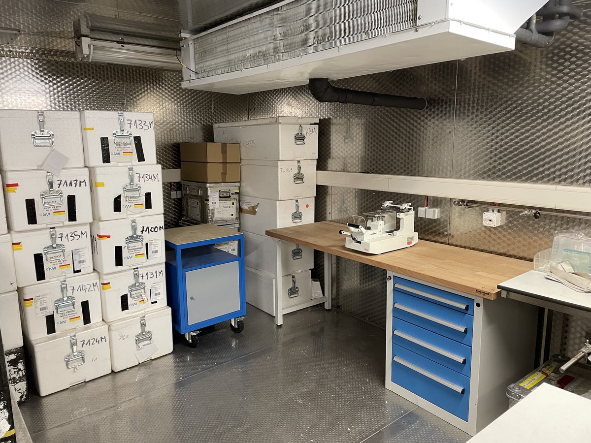 The freezer lab is set to -20°C for @MOSAiCArctic sea ice core processing at @AWI_Media in the coming weeks. The cores are in place and the microtome is ready. Looking forward to the colleagues arriving @madmscientist @megavolts_ak @CiresEO @WHOI @PolarScience_UW @UAFGI