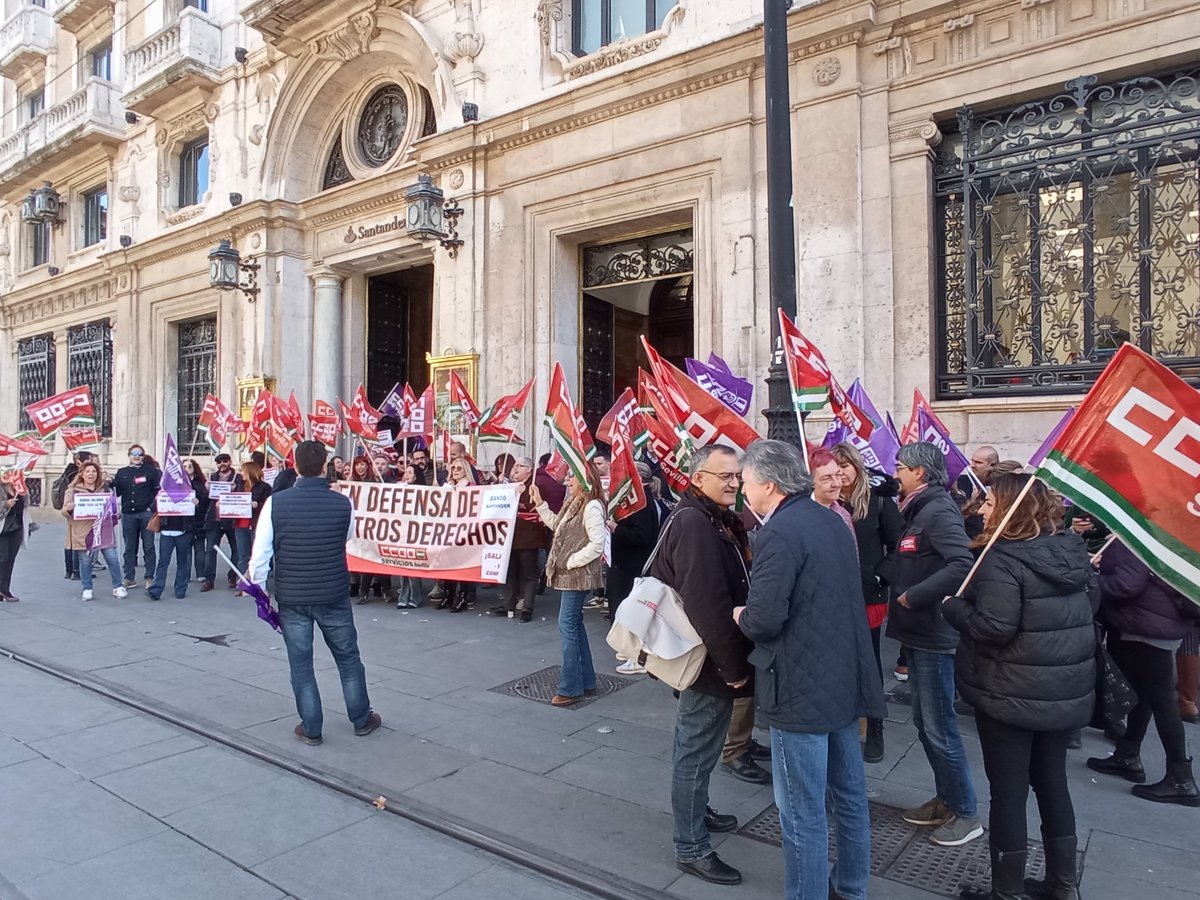 Ahora mismo‼️
Concentración en <a href="/santander_es/">Santander España</a> Sevilla para reivindicar la aplicación de la subida salarial pactada a toda la plantilla. 
📢Santander, paga ya de una vez‼️