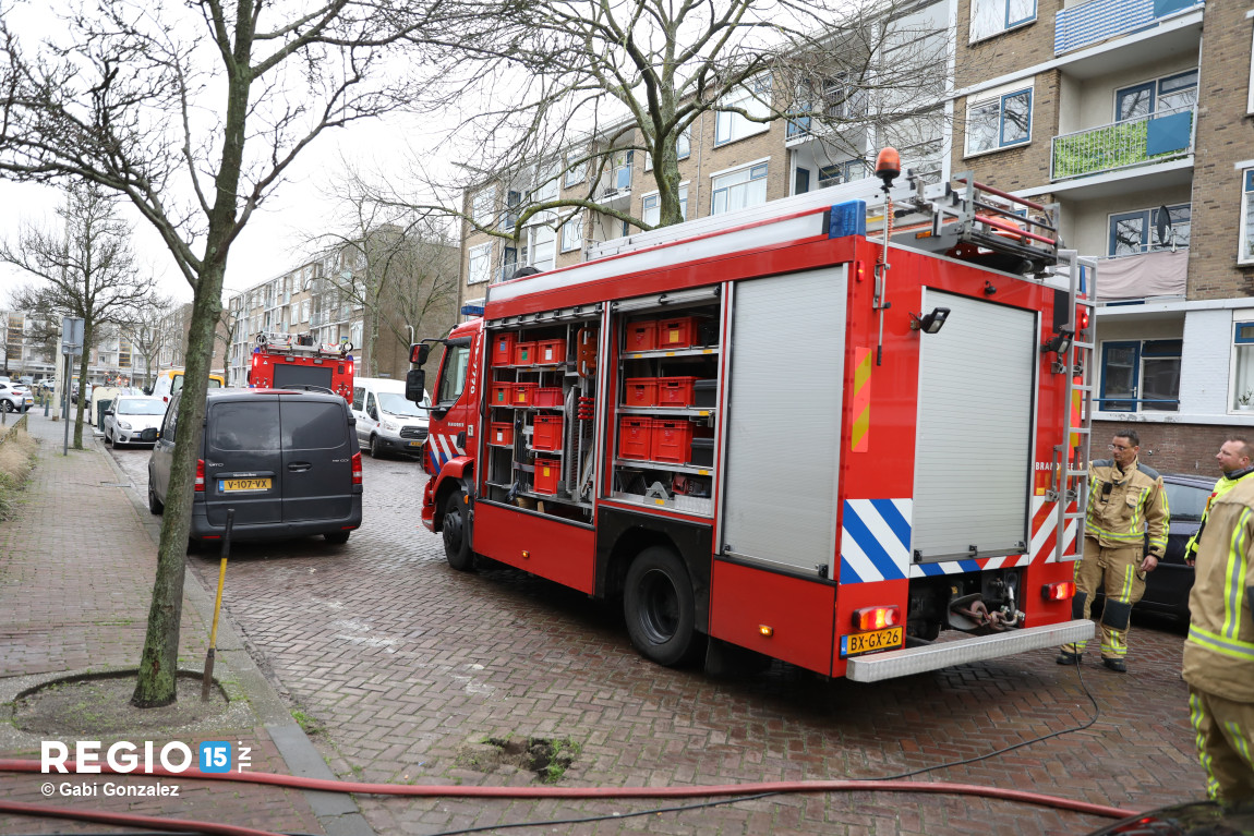 regio15's tweet photo. Op de #Dreef in #DenHaag staat de kelder van een portiekflat onder water. Dunea heeft de waterleiding afgesloten, waardoor een deel van de wijk zonder water zit. https://t.co/V5S8gxWUwV