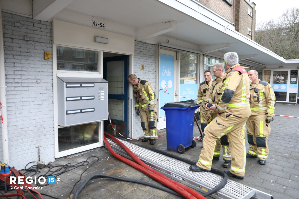regio15's tweet photo. Op de #Dreef in #DenHaag staat de kelder van een portiekflat onder water. Dunea heeft de waterleiding afgesloten, waardoor een deel van de wijk zonder water zit. https://t.co/V5S8gxWUwV
