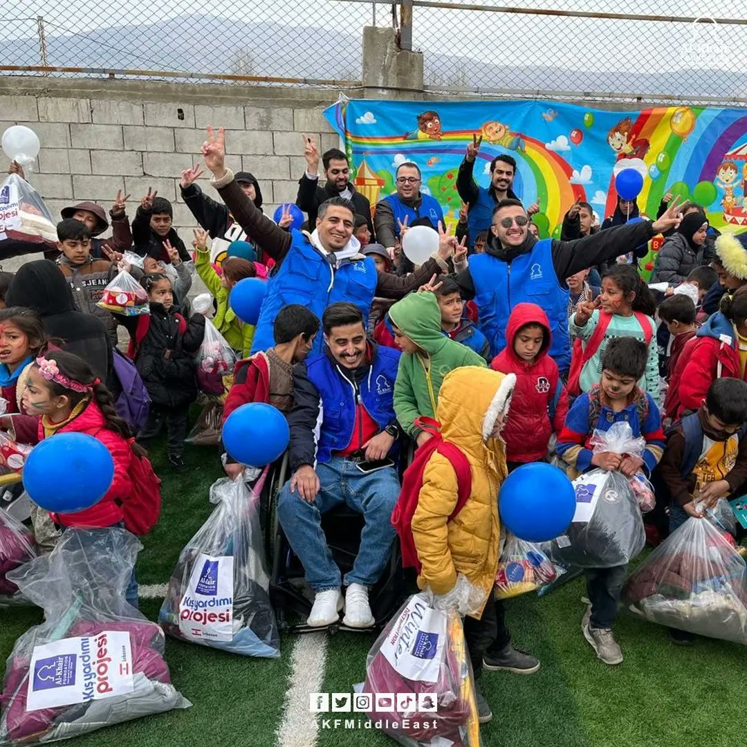 AKFMiddleEast's tweet photo. وصل فريق #سفراء_الخير إلى لبنان🇱🇧
وبداية العطاء كانت مع الأطفال لتوزيع #كسوة_الشتاء داخل مدرسة للاجئين السوريين
#نحن_الخير #مؤسسة_الخير #شتاء_دافئ #شتاء #winter #warm_winter https://t.co/rNUDnw83sY