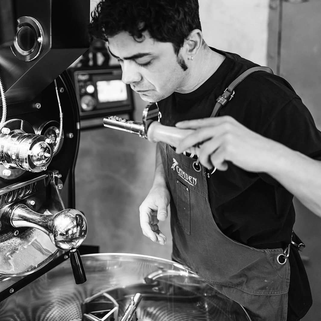 Nuestro #cafedeespecialidad está mimado desde la plantación a la taza. Ilker lo tuesta con mucha dedicación. Anímate a verle y llevarte #solobuencafe a casa para poder disfrutarlo cuando más te apetezca🤎#Camdencoffeeroasters
#cafe #madrid #velilladesanantonio #CoffeeLover #lover