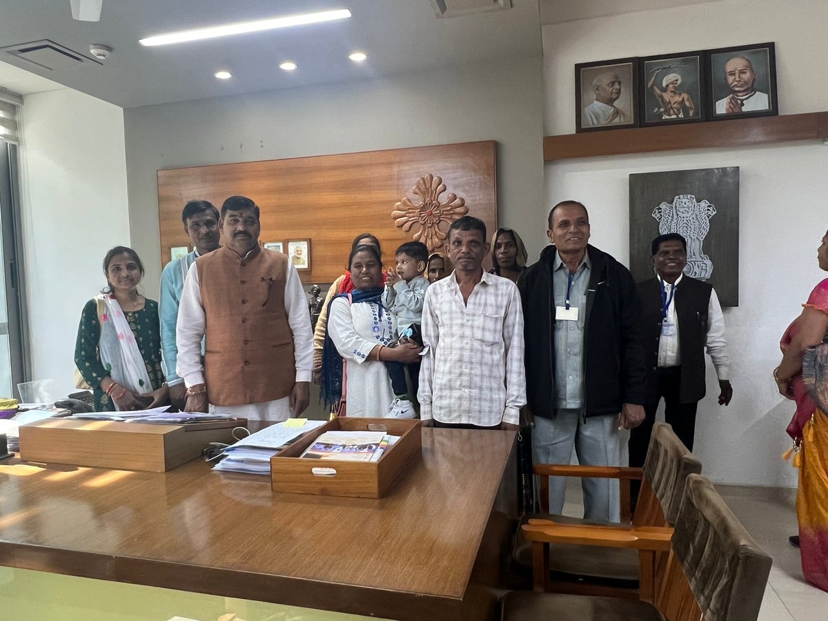 kuberdindor's tweet photo. આજ રોજ ગાંધીનગર ખાતે મારા મતવિસ્તાર સંતરામપુર તાલુકાની ભાણાસિમલની વચલા ફળિયા અને કુંડ ફળિયા પ્રાથમિક શાળાના વિધાર્થી ભાઈ-બહેનો અને શિક્ષક મિત્રોએ કાર્યાલય ખાતે મુલાકાત કરી, એ દરમિયાન વિધાર્થીઓને સરકારની કાર્ય પદ્ધતિથી વાકેફ કર્યા. https://t.co/GUztGb7HGP
