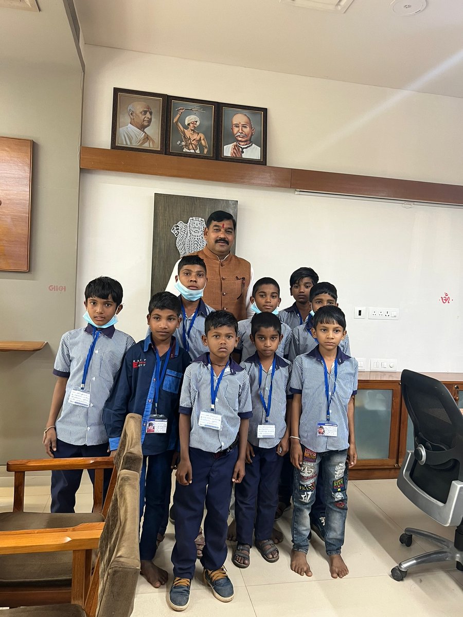 આજ રોજ ગાંધીનગર ખાતે મારા મતવિસ્તાર સંતરામપુર તાલુકાની ભાણાસિમલની વચલા ફળિયા અને કુંડ ફળિયા પ્રાથમિક શાળાના વિધાર્થી ભાઈ-બહેનો અને શિક્ષક મિત્રોએ કાર્યાલય ખાતે મુલાકાત કરી, એ દરમિયાન વિધાર્થીઓને સરકારની કાર્ય પદ્ધતિથી વાકેફ કર્યા.